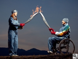 Параолимпийцы зажигают огонь